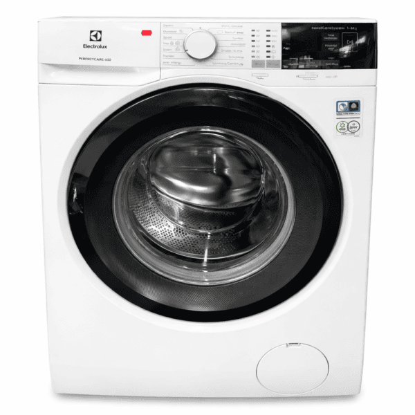 En frontvy av en vit Electrolux PERFECTCARE 600 tvättmaskin med 8 kilo kapacitet, utrustad med runt dörrfönster, kontrollpanel, digital display och tydligt märkta tvättalternativ ovanpå.
