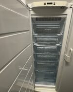 Frysskåp av märket Electrolux/ frostfri/ höjd 180cm - Bild 2