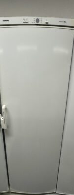 Frysskåp av märket Siemens/ höjd 185cm