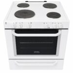 Vit elspis med fyra svarta brännare och en stor ugn under, med reglage på frontpanelen och ett enda handtag på ugnsluckan. Electrolux varumärke är synligt ovanför ugnsfönstret.
