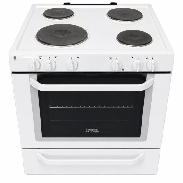 Vit elspis med fyra svarta brännare och en stor ugn under, med reglage på frontpanelen och ett enda handtag på ugnsluckan. Electrolux varumärke är synligt ovanför ugnsfönstret.