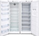 En side-by-side kyl och frys med båda dörrarna öppna. Den vänstra sidan har hyllor, lådor och dörrfack; den högra sidan har flera transparenta lådor och en inbyggd isdispenser. Alla fack är tomma.