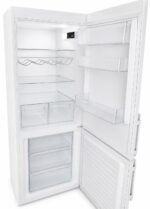Ett öppet, tomt vitt kylskåp med tre hyllplan, två lådor och ett vinställ i den övre delen och tre tydliga lådor i den nedre frysdelen. Dörren har tre genomskinliga hyllplan.