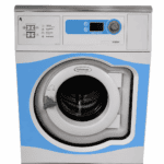 Tvättmaskin Wascator av märket Electrolux är en frontmatad maskin med blåvit kontrollpanel, runt dörr och flera knappar och vred för inställningar, fotograferad mot vit bakgrund.