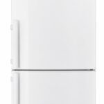 Ett vitt Electrolux-kylskåp med två dörrar, en större övre del för kylning och en mindre nedre del för frys, båda med vertikala handtag på vänster sida.