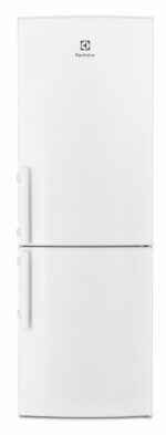 Ett vitt Electrolux-kylskåp med två dörrar, en större övre del för kylning och en mindre nedre del för frys, båda med vertikala handtag på vänster sida.