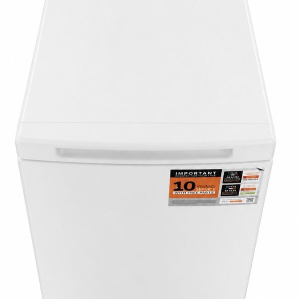 En vit Whirlpool toppmatad tvättmaskin med en digital display, kontrollratt, märkta knappar på den övre panelen och en orange garantikopia på framsidan.