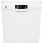 En vit diskmaskin från Electrolux med en svart kontrollpanel och en digital display på framsidan, försedd med knappar och ikoner för olika inställningar.