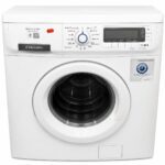 En vit frontmatad tvättmaskin från Electrolux med olika knappar, en digital display och en rund lucka, fotograferad framifrån mot en enfärgad bakgrund.