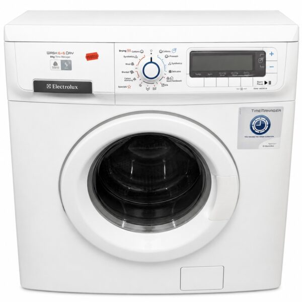 En vit frontmatad tvättmaskin från Electrolux med olika knappar, en digital display och en rund lucka, fotograferad framifrån mot en enfärgad bakgrund.