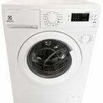 En vit frontmatad tvättmaskin från Electrolux med digital display, vridreglage och en genomskinlig lucka som visar trumman inuti.