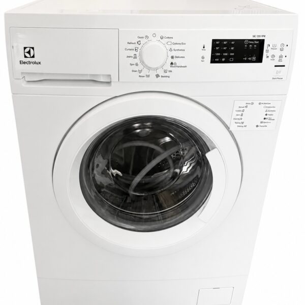 En vit frontmatad tvättmaskin från Electrolux med digital display, vridreglage och en genomskinlig lucka som visar trumman inuti.
