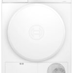 Framsida av en vit varmluftsvärktork från Bosch Series 4 med rund lucka, vridreglage, digital display, tvättmedelsfack och ventilationsöppning längst ned till höger.