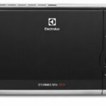 En svart och silverfärgad mikrovågsugn från Electrolux med vridreglage och knappar på höger sida, med texten ”RETURNABLE GRILL 1000W” på den nedre delen av frontpanelen.