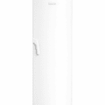 Ett vitt, stående kylskåp från Electrolux med en dörr, ett handtag på vänster sida och en liten röd kontrollampa uppe till höger. Designen är enkel och modern mot en enfärgad vit bakgrund.