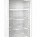 Ett vitt Liebherr-kylskåp för kommersiellt bruk med glasdörr och flera tomma trådhyllor. På den övre panelen finns en bild av isbitar och Liebherrs logotyp.