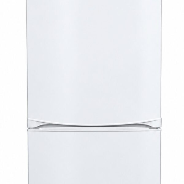 Ett vitt kylskåp från Electrolux med kylskåpsdel upptill och frysdel nedtill, med minimalistiska handtag och en elegant, modern design.